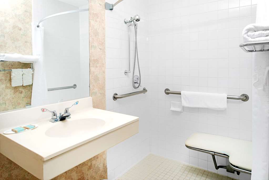 TRAVELODGE BY WYNDHAM LINCOLN AIRPO-guestroom-Guest Room,Bathroom,On-Site.jpg