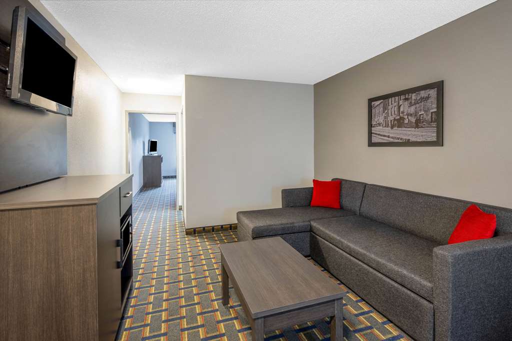 BAYMONT POOLER SAVANNAH-guestroom-Guest Room,Suite,On-Site.jpg