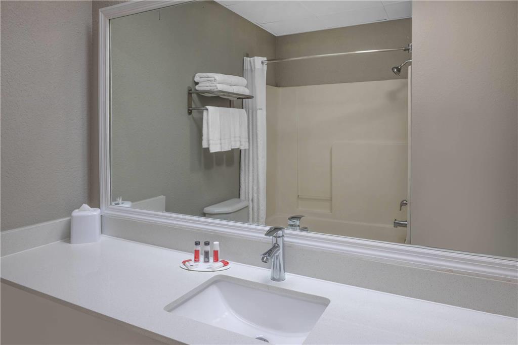 BAYMONT POOLER SAVANNAH-guestroom-Guest Room,Bathroom,On-Site.jpg