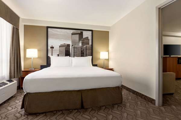 Suite - Super 8 Hotel Shawnessey Area Calgary