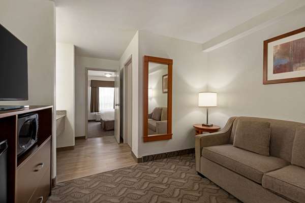 Suite - Super 8 Hotel Shawnessey Area Calgary