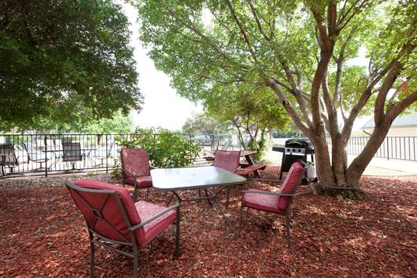  - Days Inn Clinton - I-40, Exit 65A