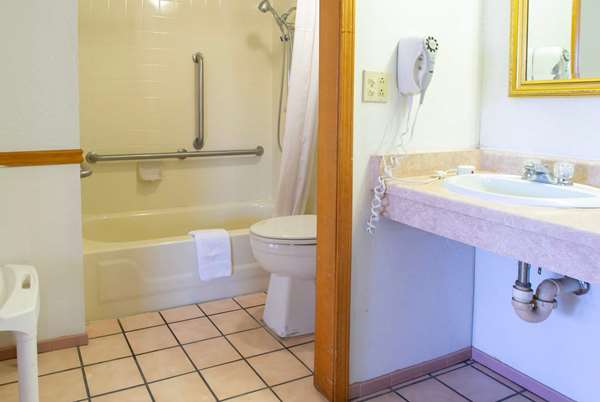  - Days Inn Clinton - I-40, Exit 65A