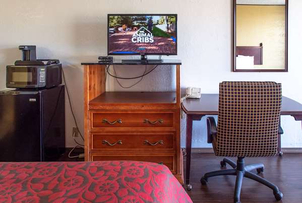  - Days Inn Clinton - I-40, Exit 65A