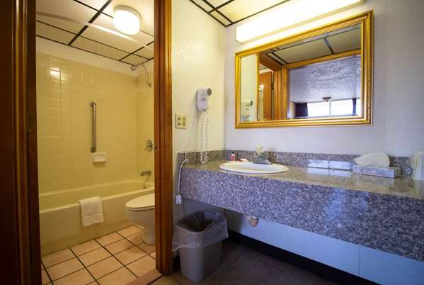  - Days Inn Clinton - I-40, Exit 65A