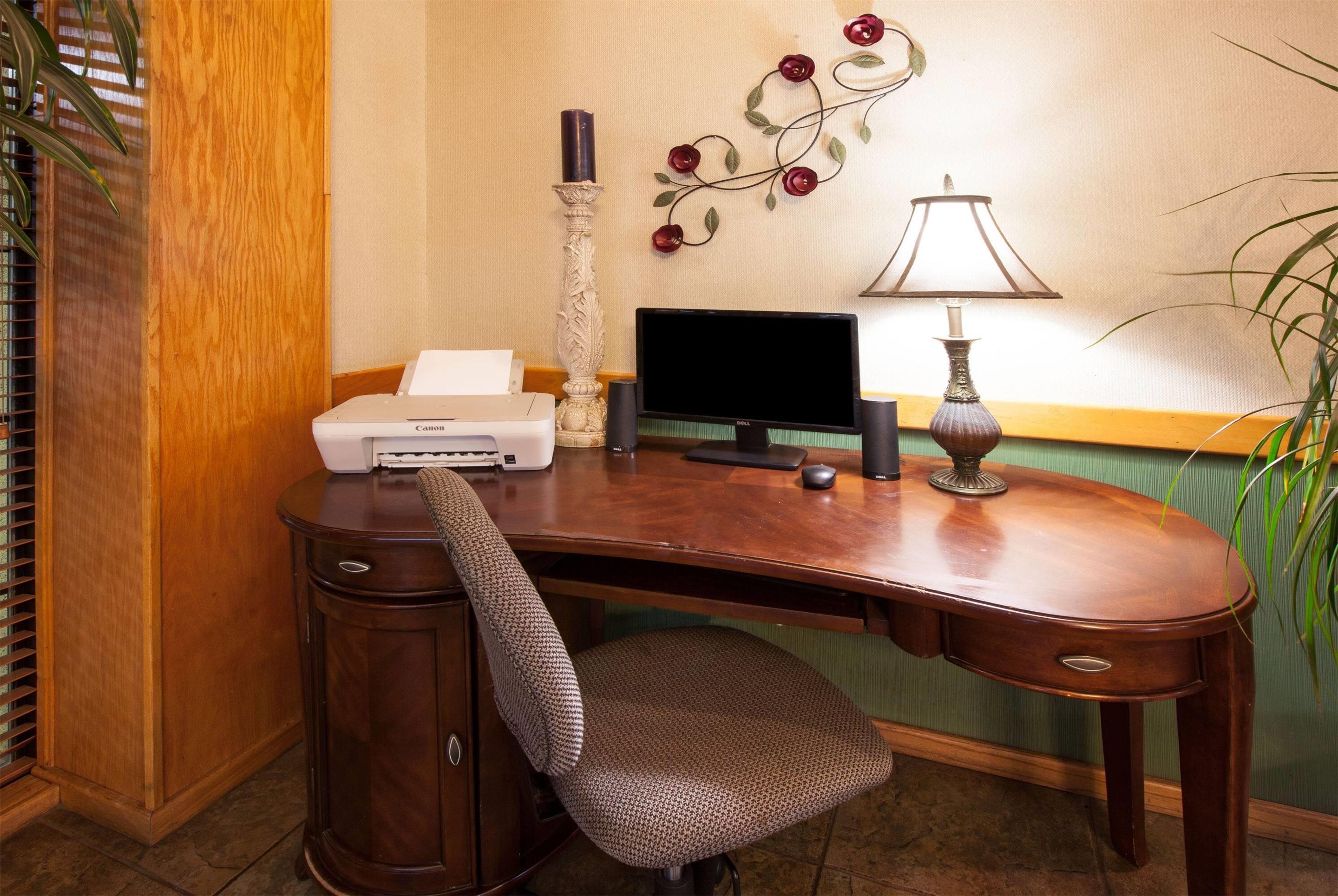 Business Center | Days Inn by Wyndham Clinton
