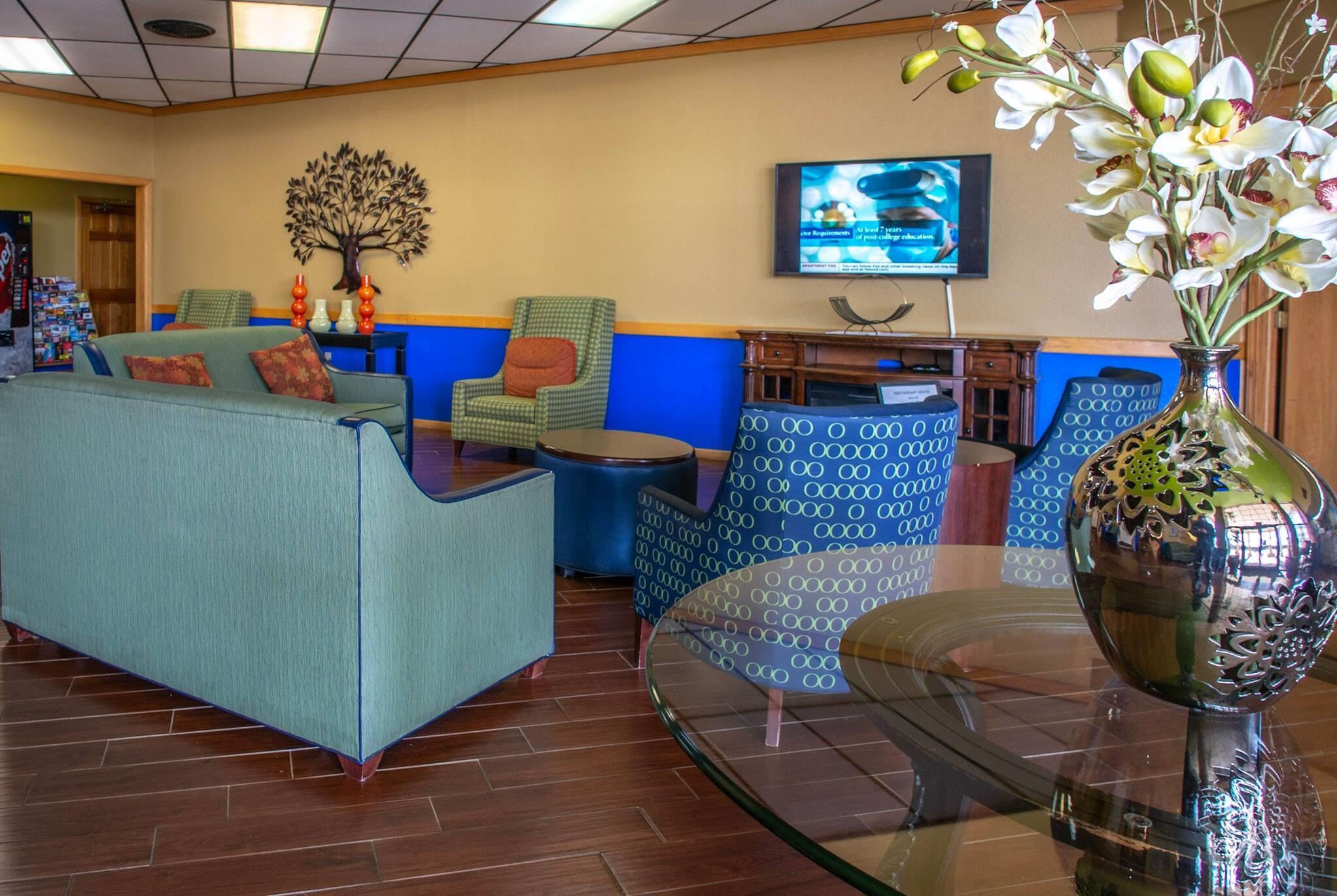 Lobby | Days Inn by Wyndham Clinton