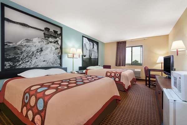  - Super 8 Hotel WaKeeney - I-70, Exit 128