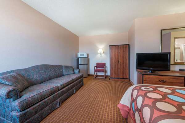 Suite - Super 8 Hotel WaKeeney - I-70, Exit 128