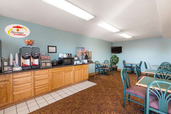  - Super 8 Hotel WaKeeney - I-70, Exit 128