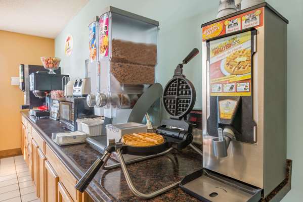  - Super 8 Hotel WaKeeney - I-70, Exit 128