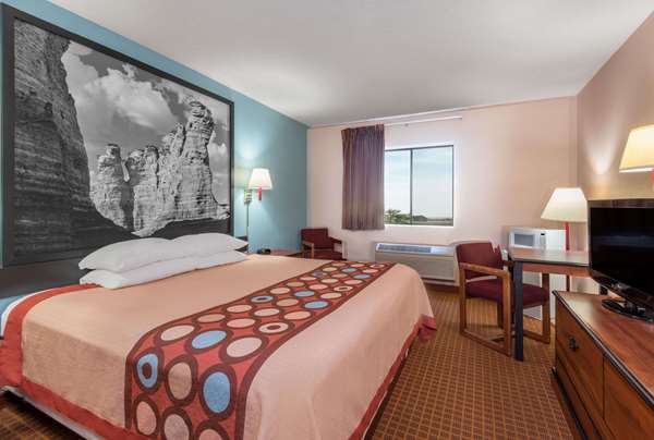  - Super 8 Hotel WaKeeney - I-70, Exit 128