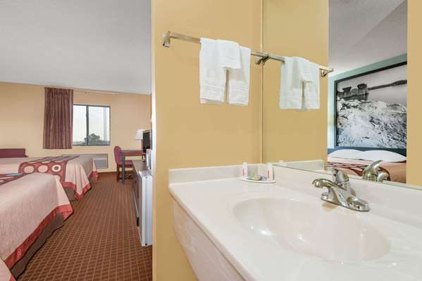  - Super 8 Hotel WaKeeney - I-70, Exit 128