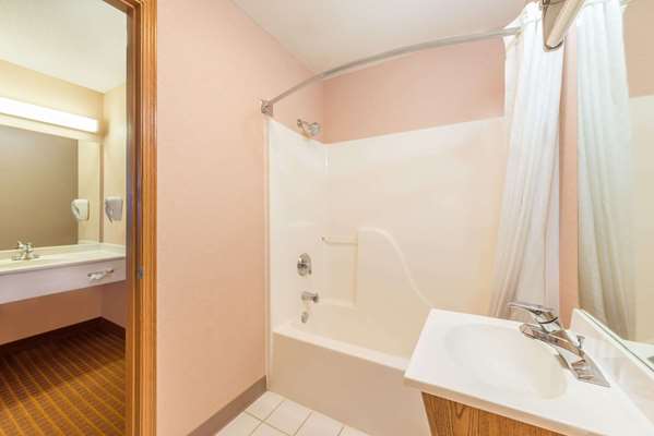  - Super 8 Hotel WaKeeney - I-70, Exit 128