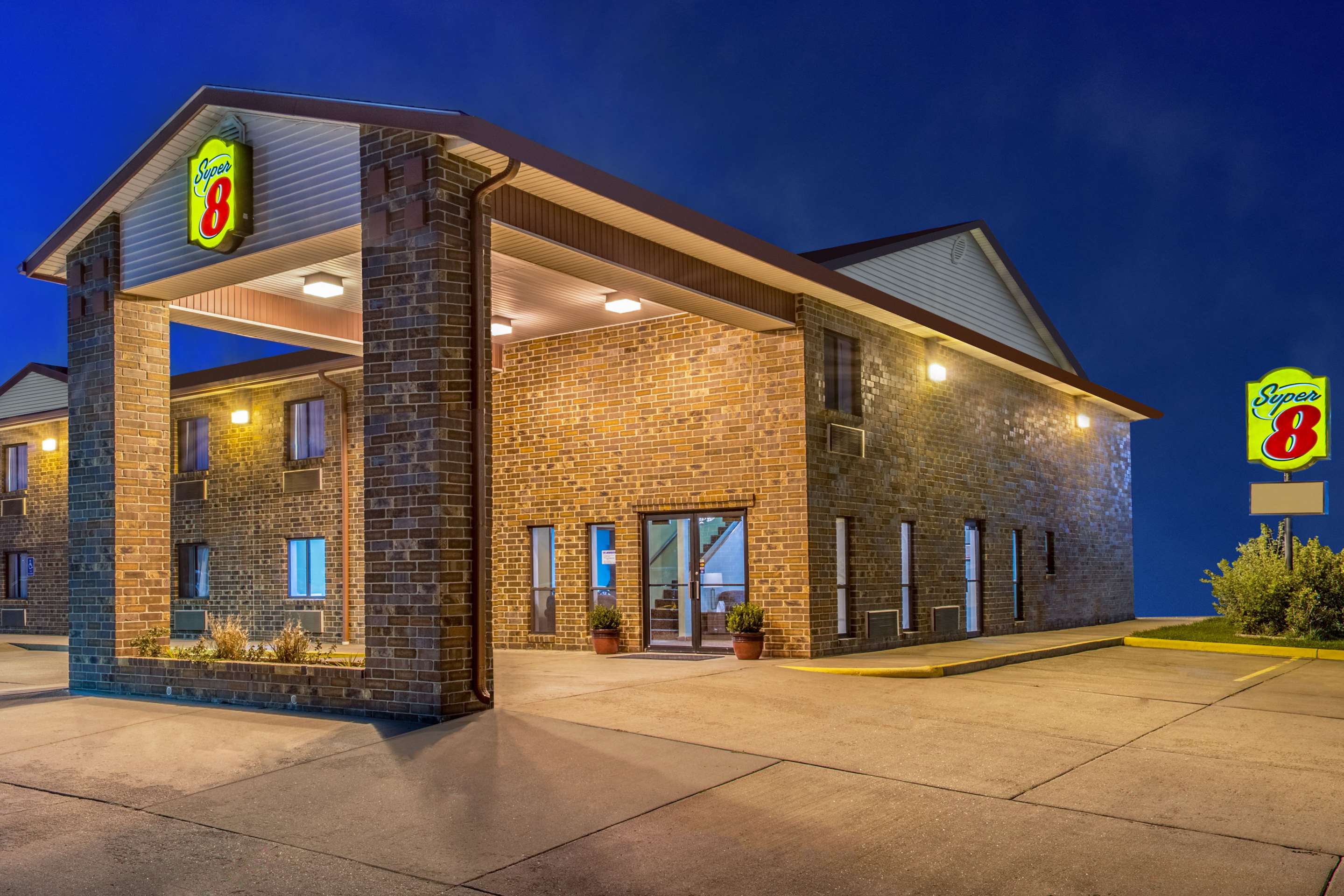 Exterior | Super 8 by Wyndham Wakeeney