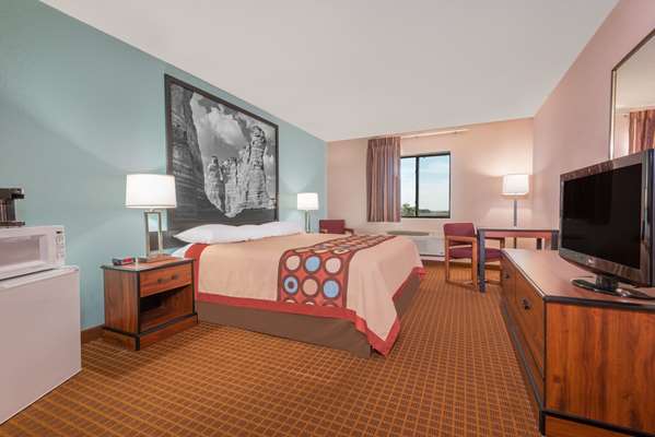  - Super 8 Hotel WaKeeney - I-70, Exit 128