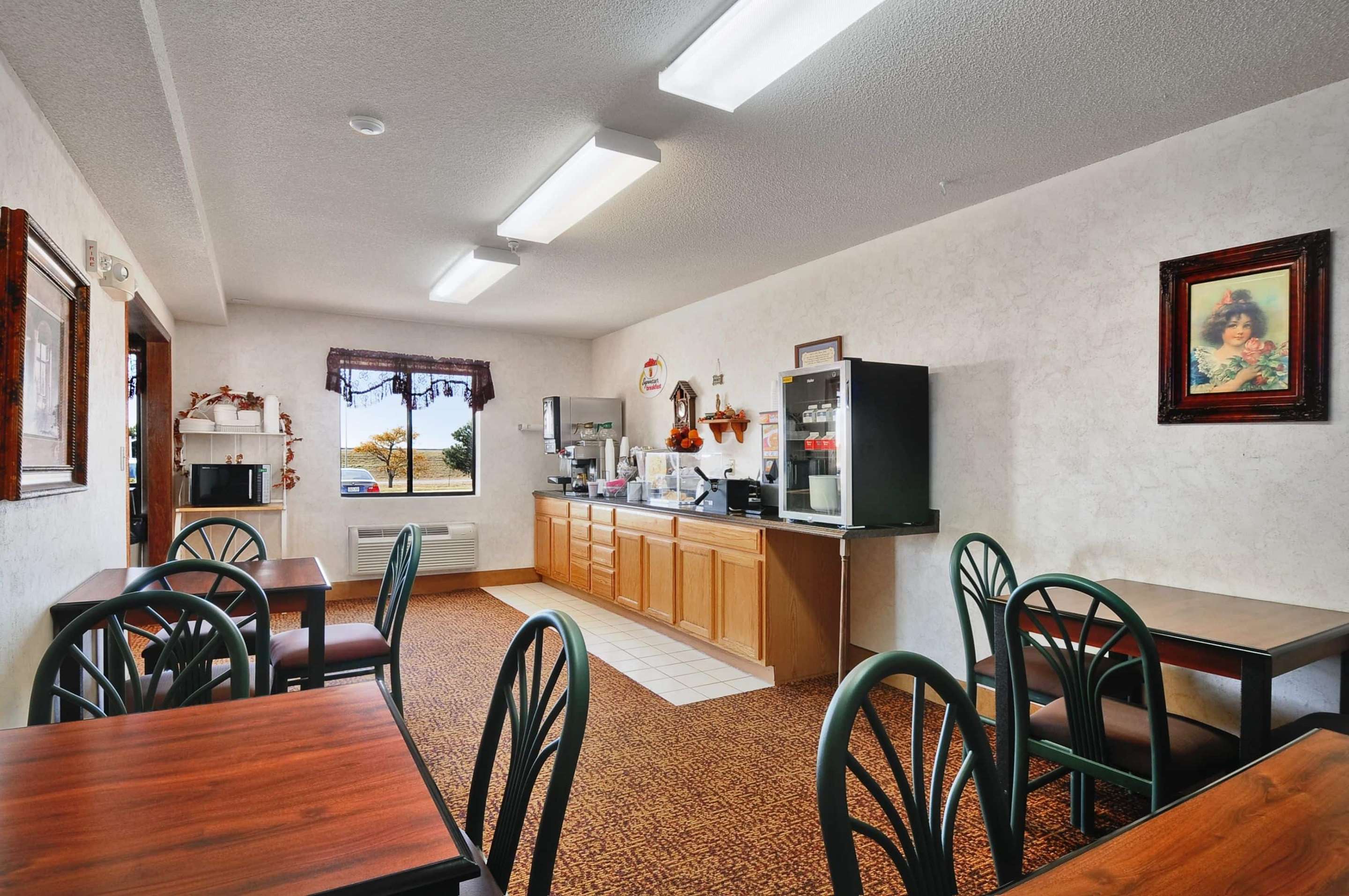 Breakfast Area | Super 8 by Wyndham Wakeeney