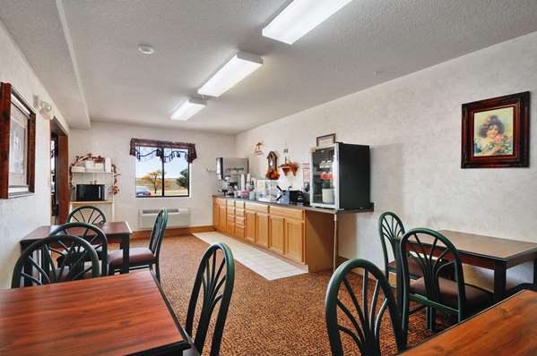  - Super 8 Hotel WaKeeney - I-70, Exit 128