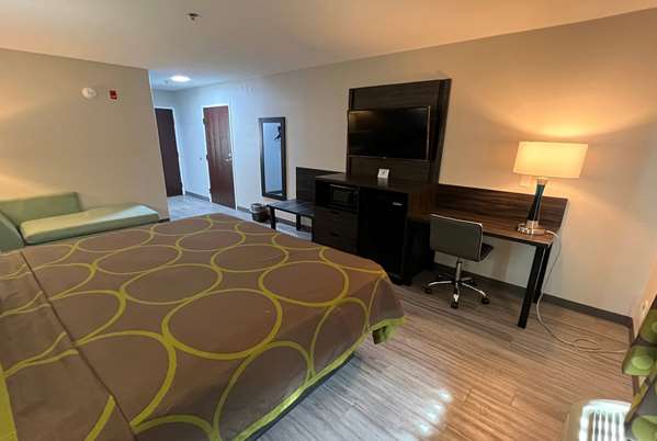  - Super 8 Hotel Lake Charles - I-210, Exit 7