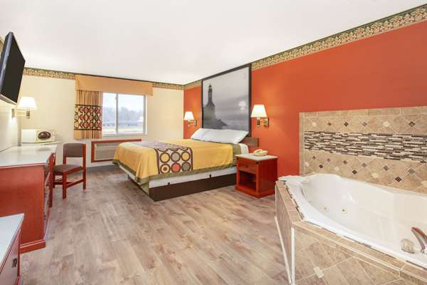 Suite - Super 8 Hotel Bedford