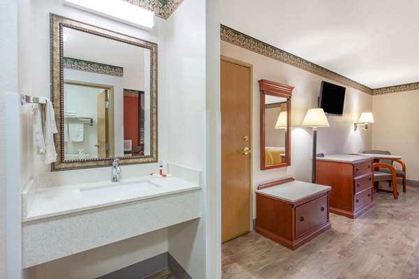  - Super 8 Hotel Bedford