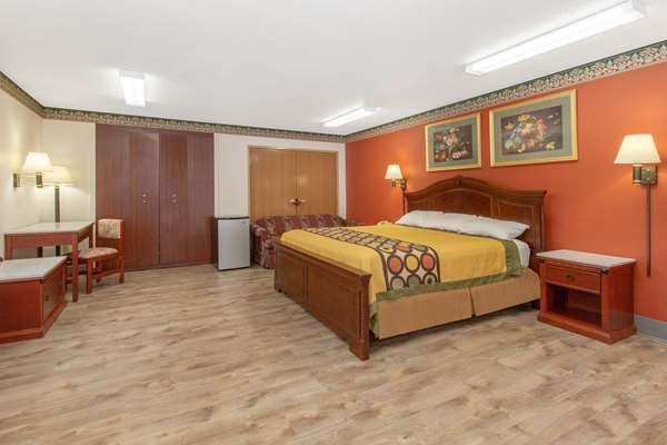 Suite - Super 8 Hotel Bedford