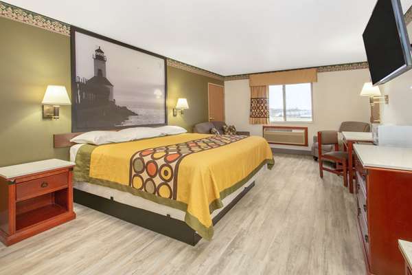 Suite - Super 8 Hotel Bedford