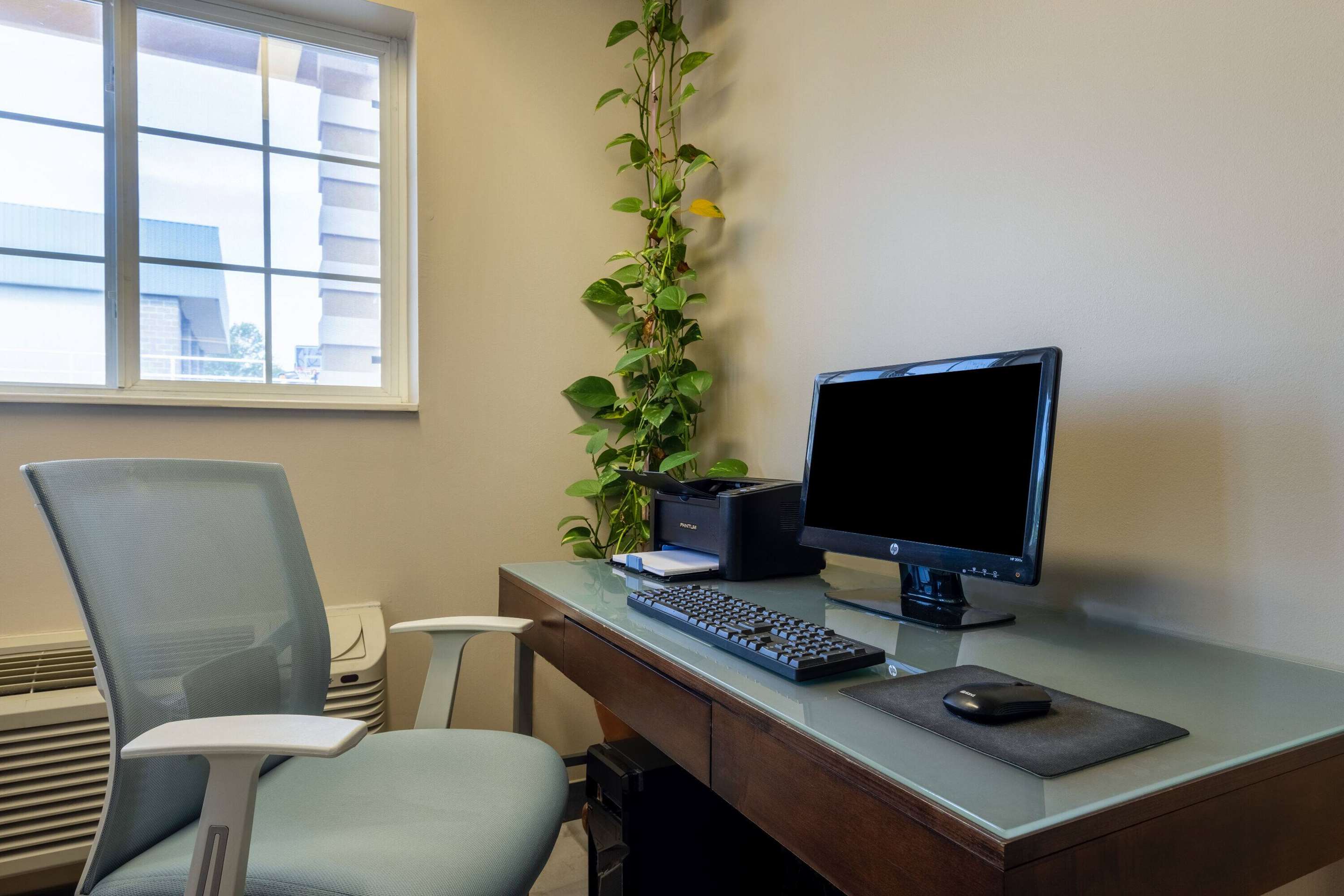 Business Center | Super 8 by Wyndham De Soto