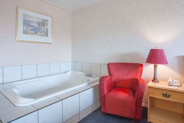 Suite - Ramada Hotel Hundred Mile House