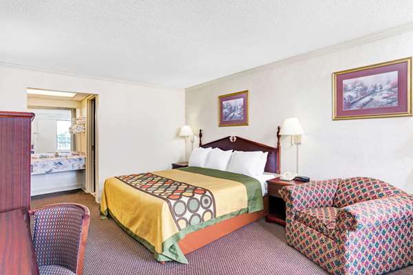 Suite - Super 8 Motel East Clarksville - I-24, Exit 11