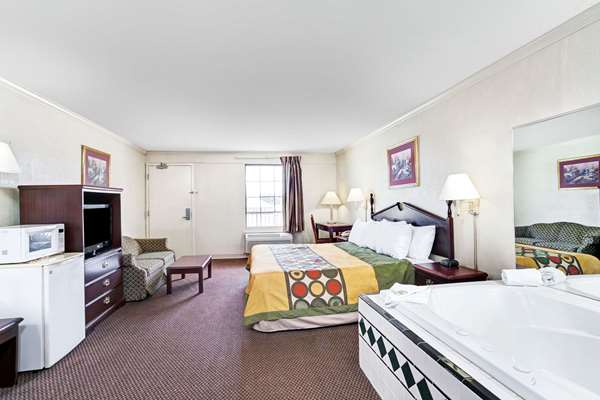 Suite - Super 8 Motel East Clarksville - I-24, Exit 11