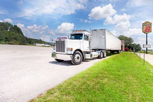  - Super 8 Motel East Clarksville - I-24, Exit 11