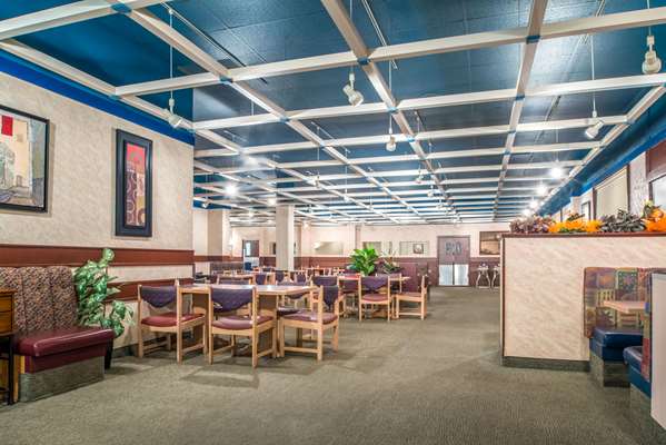 Restaurant - Ramada Hotel & Golf Dome Saskatoon