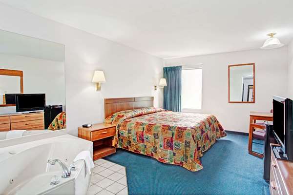 Suite - Super 8 Hotel Olive Branch