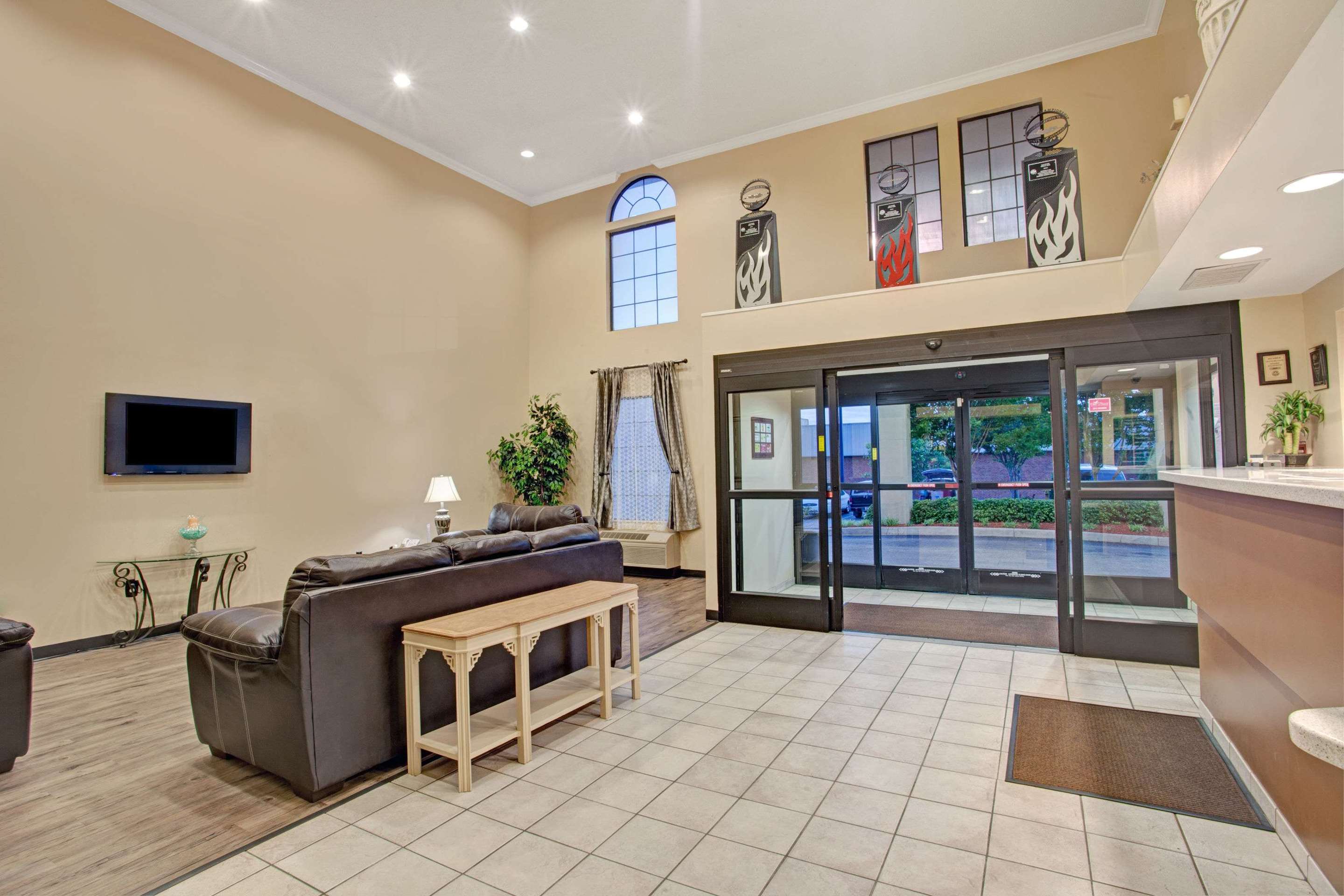 Lobby | Super 8 by Wyndham Olive Branch