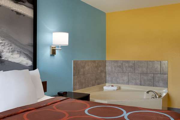 Suite - Super 8 Hotel Olive Branch