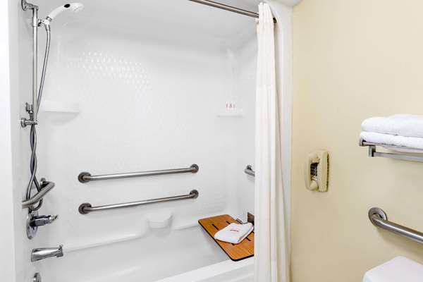  - Days Inn & Suites Pocahontas