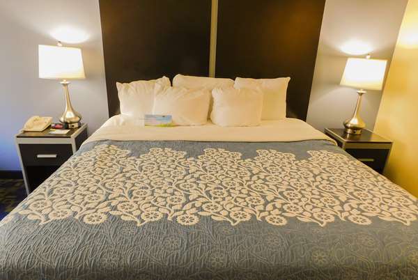  - Days Inn & Suites Pocahontas