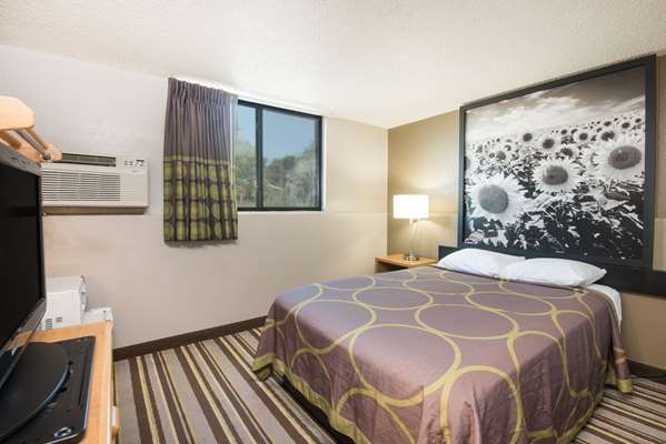  - Super 8 Hotel Jamestown - I-94, Exit 258