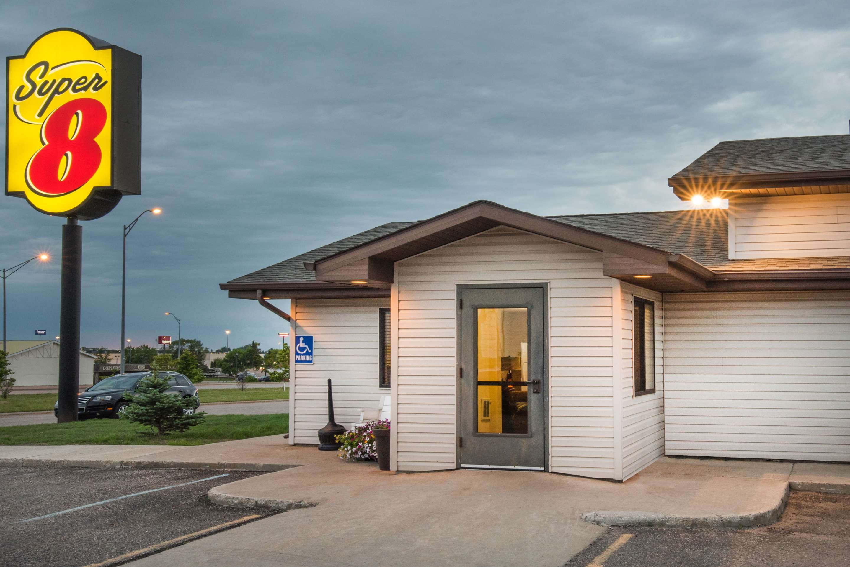 Exterior | Super 8 by Wyndham Jamestown
