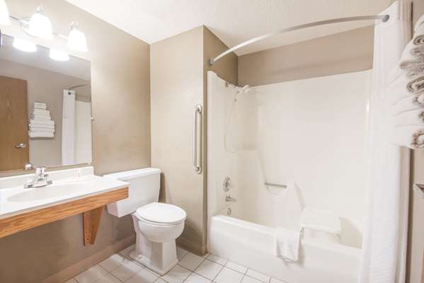  - Super 8 Hotel Jamestown - I-94, Exit 258