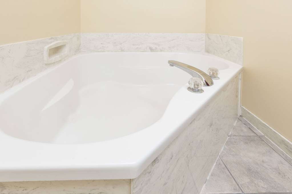 DAYS INN RAYNE-guestroom-Guest Room,Bathroom,On-Site.jpg