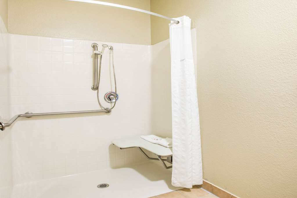 SUPER 8 BY WYNDHAM PORT ARTHUR/NEDE-guestroom-Guest Room,Bathroom,Shower,Accessibility,On-Site.jpg