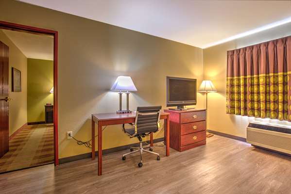 Suite - Super 8 Hotel Waterloo