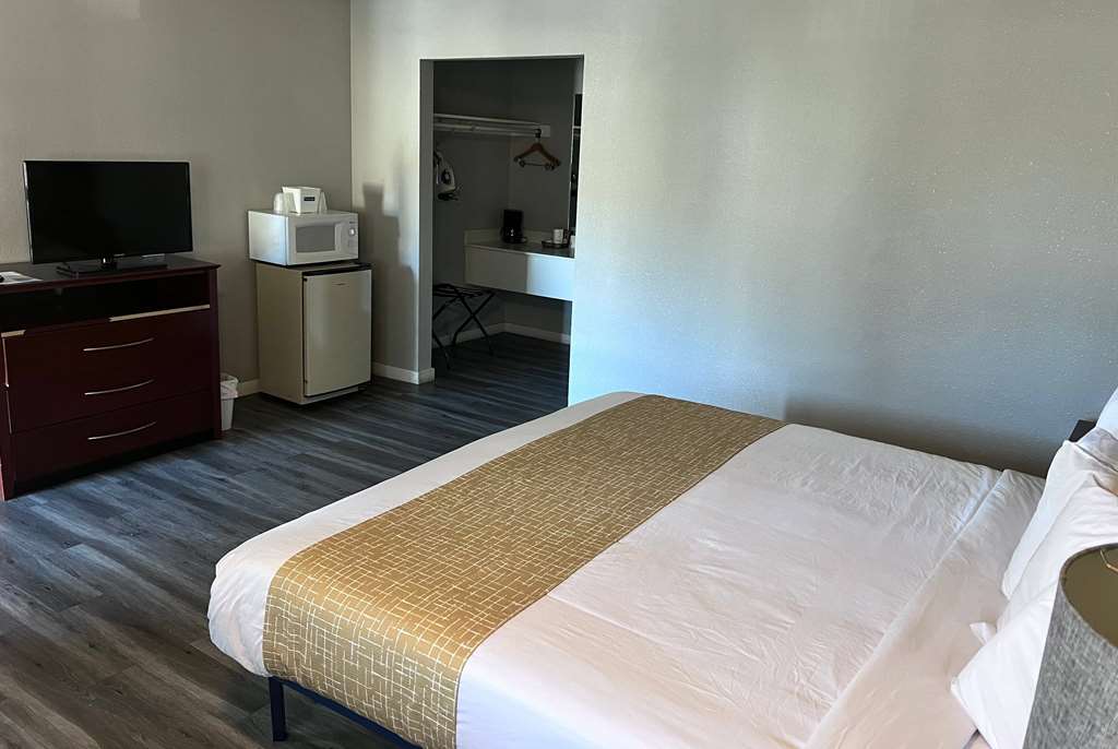 TRAVELODGE BY WYNDHAM REDDING CA-guestroom-Guest Room,On-Site.jpg