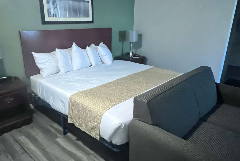 Travelodge by Wyndham Redding CA - Tap to explore photos