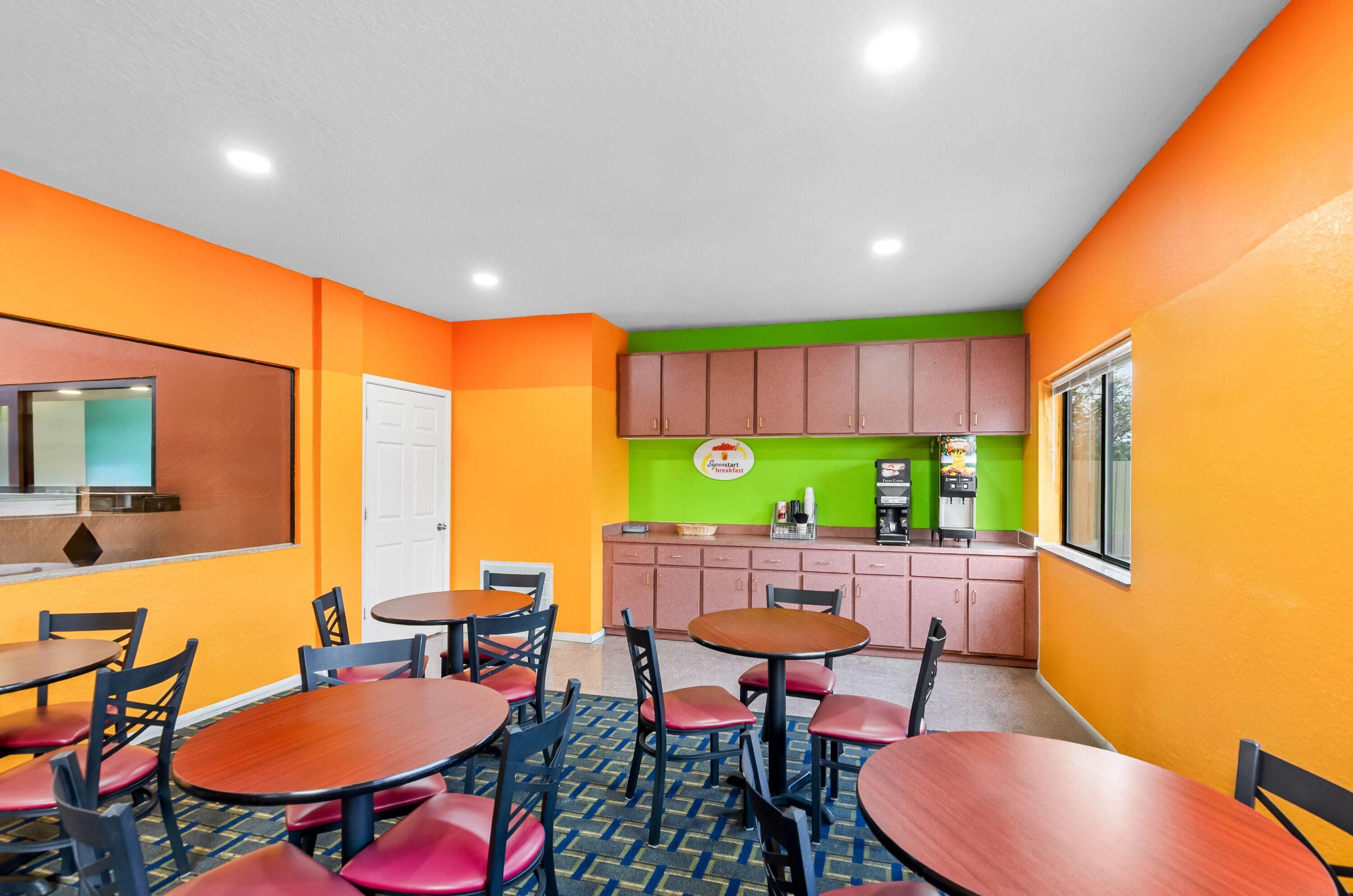 Breakfast Area | Super 8 by Wyndham Houston/Brookhollow NW