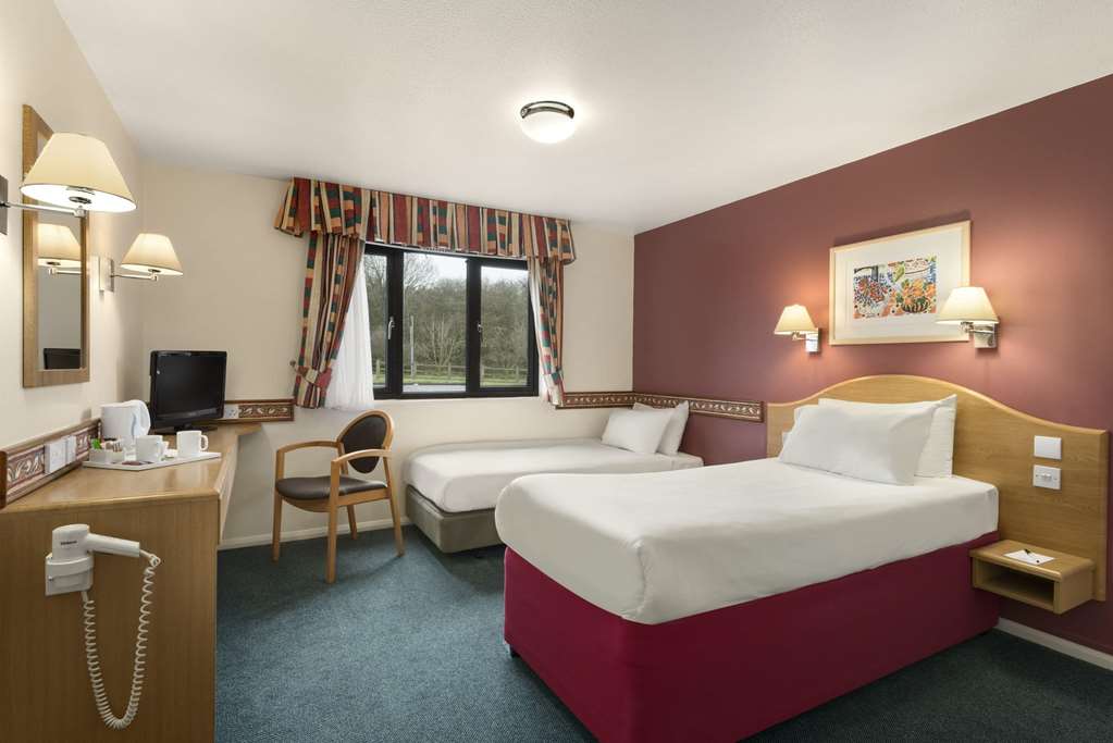 Days Inn by Wyndham Michaelwood M5 Room Type - Room, 1 Twin Bed, Accessible, Non Smoking (Mobility)