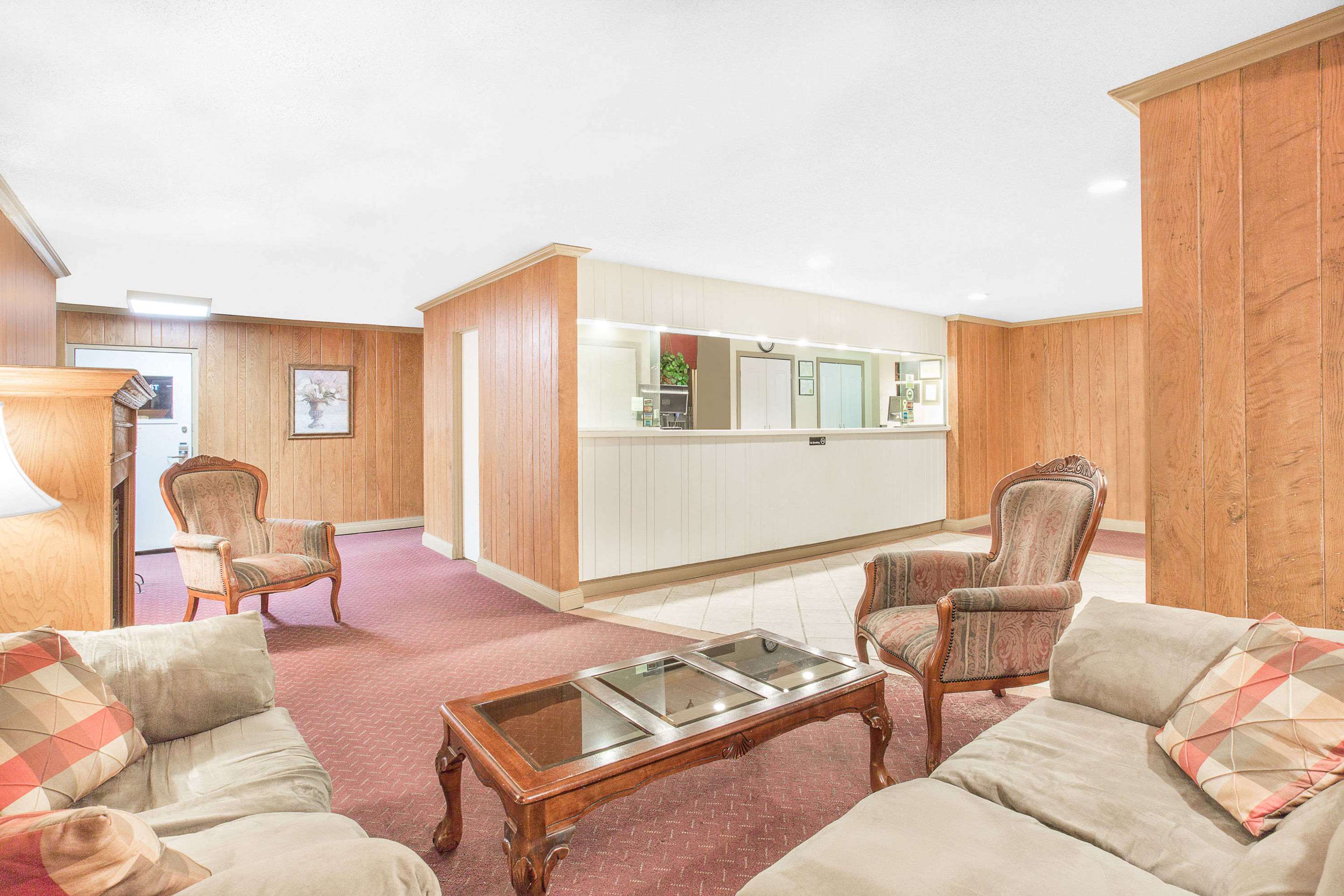Lobby | Howard Johnson by Wyndham Staunton