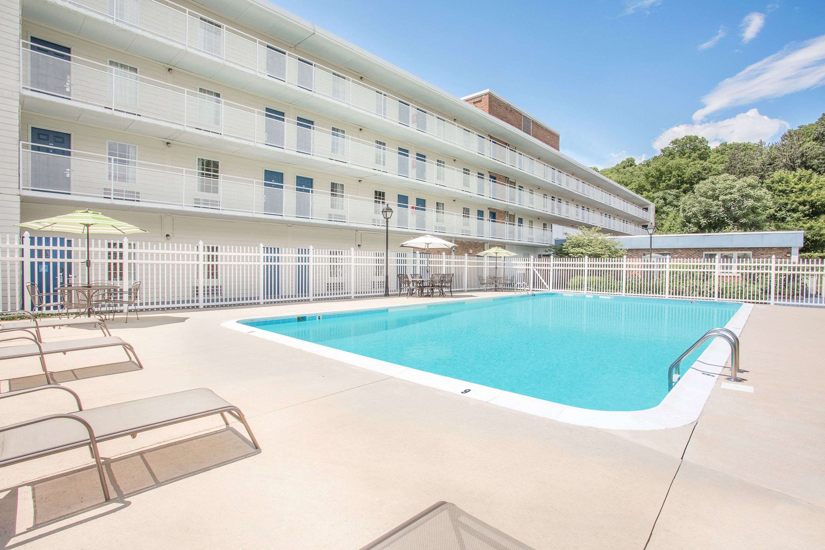 Pool | Howard Johnson by Wyndham Staunton